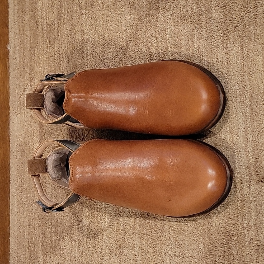 Naot light brown silver strap size 37